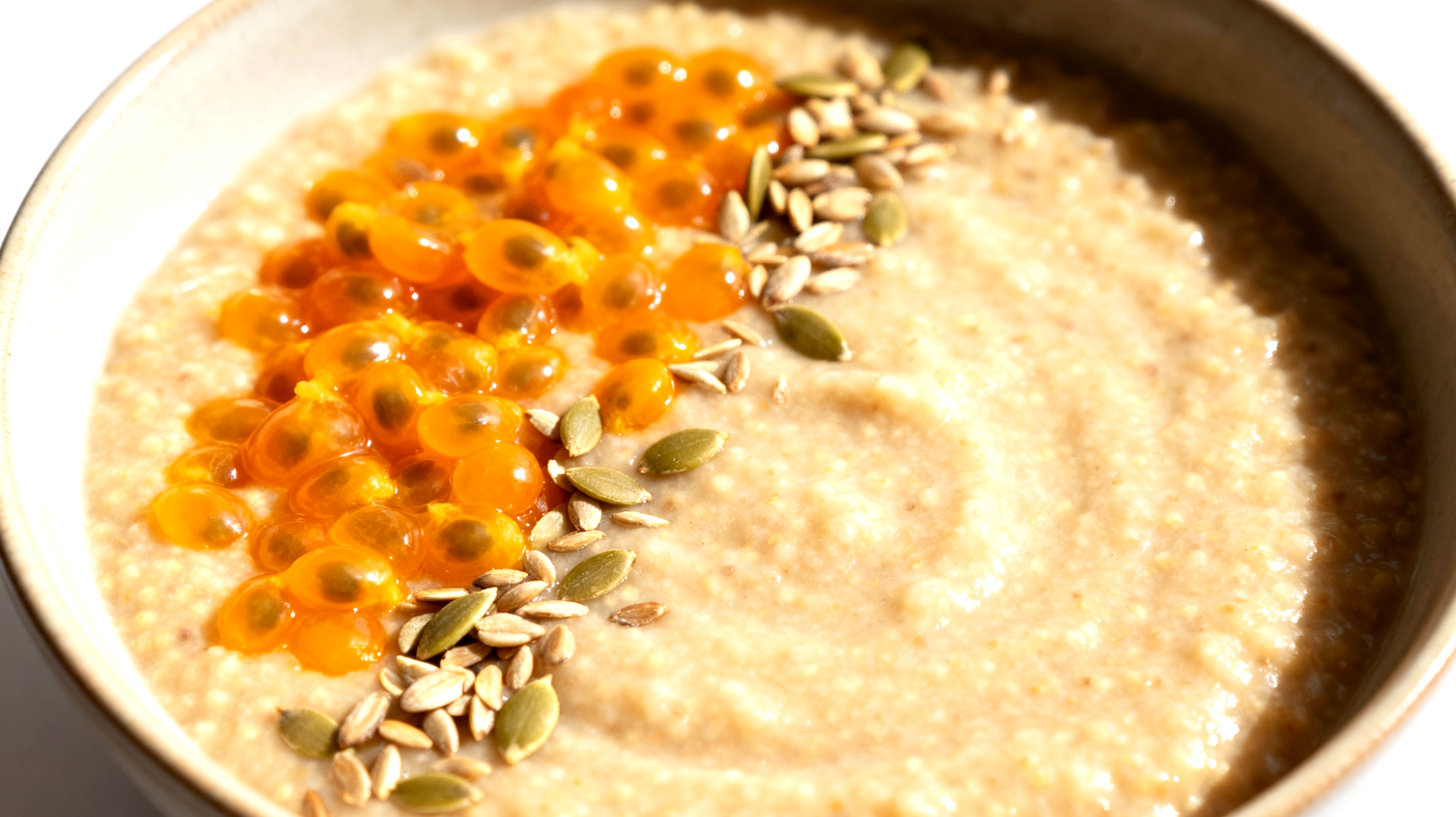 Amaranth-Porridge mit Passionsfruchtsamen und Hanfherzen"