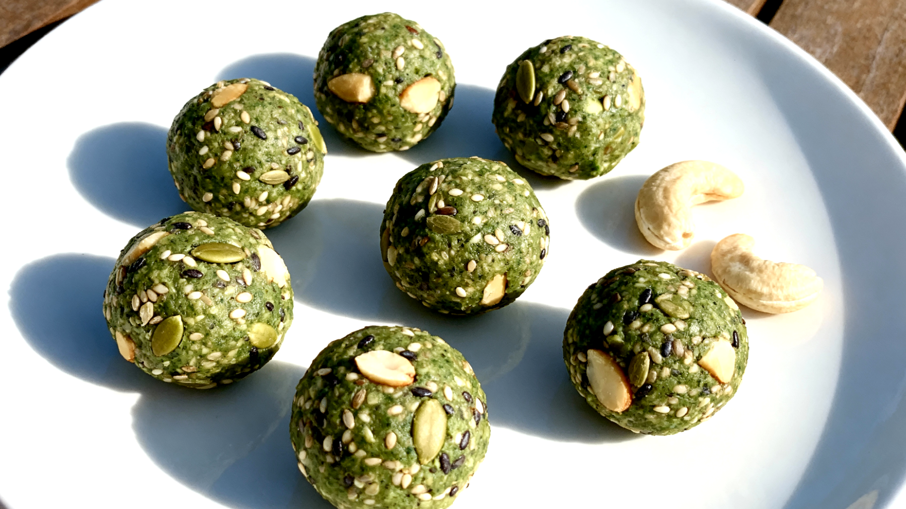 Hanfsamen-Energiebällchen mit Spirulina und Cashews"