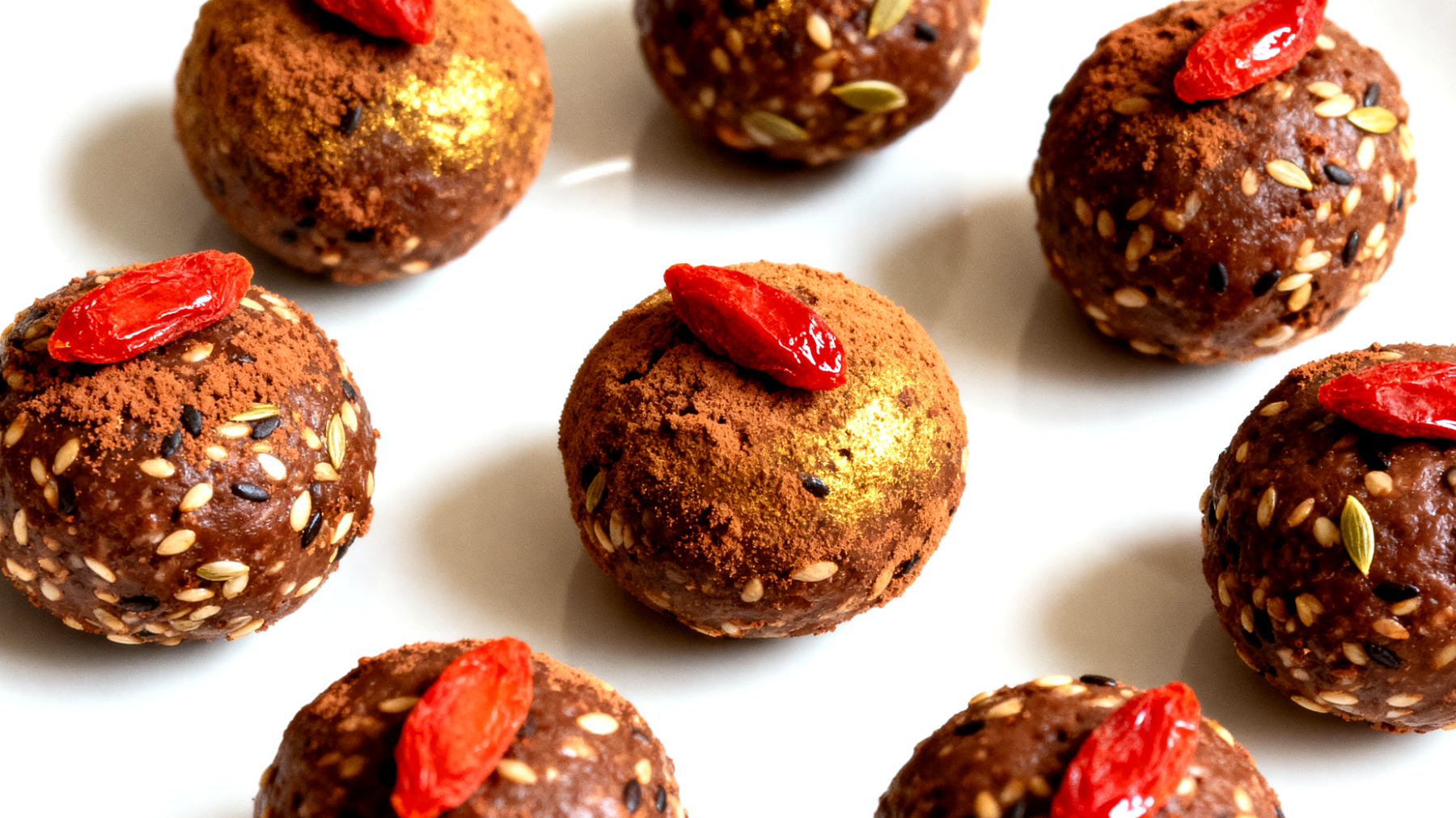 Hanfsamen-Kakao-Bällchen mit Goji-Beeren"