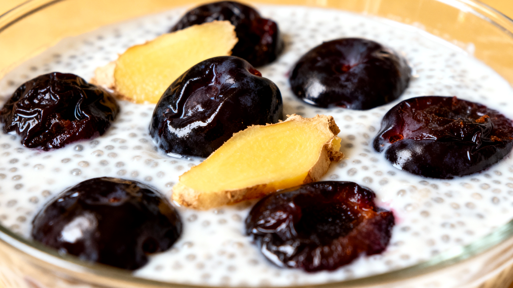Kefir-Chia-Pudding mit fermentierten Pflaumen und Ingwer"