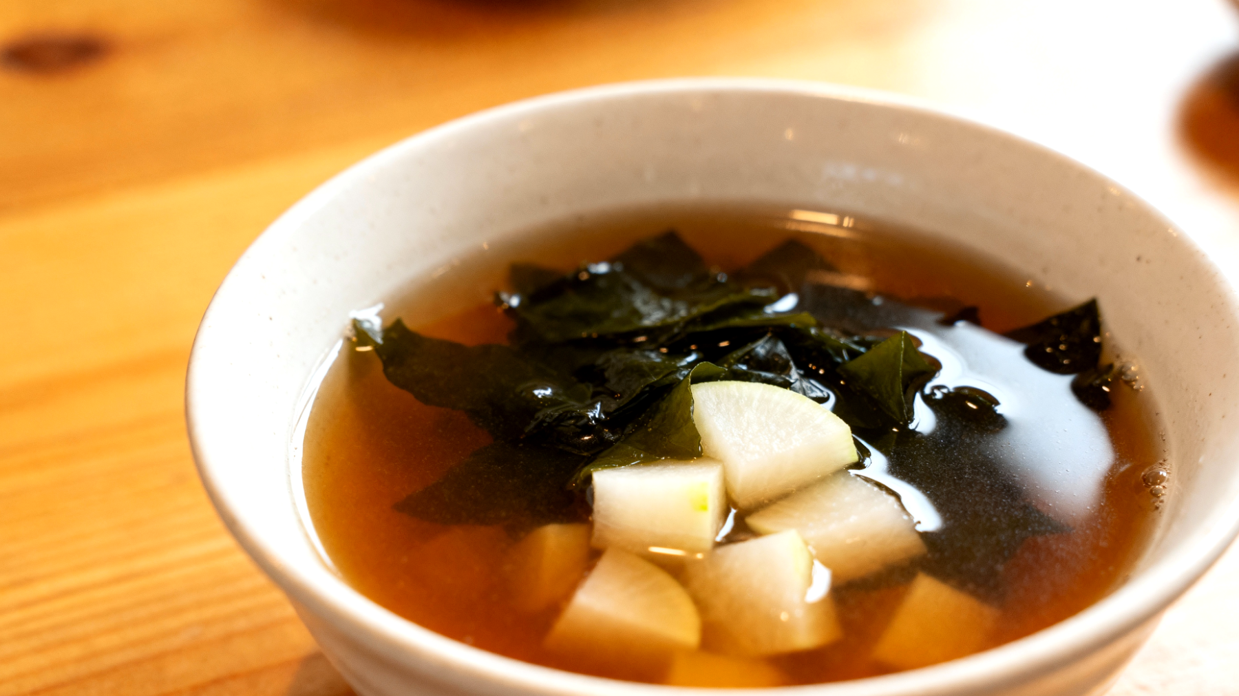 Miso-Suppe mit Wakame-Algen und Daikon-Rettich"